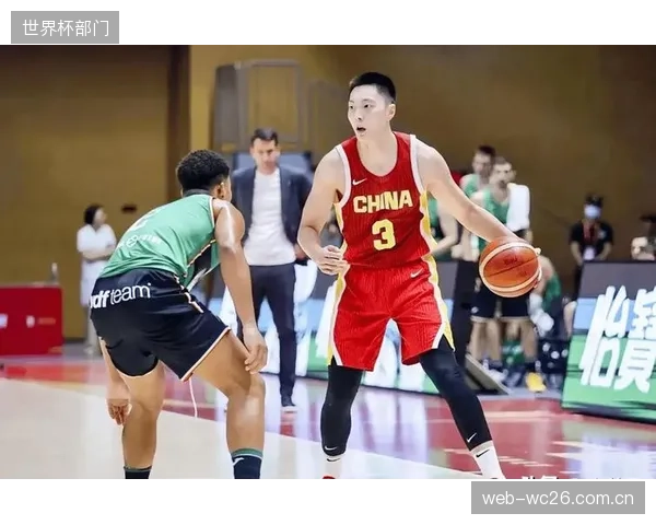 克拉克强调的战术纪律性减少了不必要的犯规,保障了攻防转换的流畅进行。 克拉克强调的战术纪律性减少了不必要的犯规,保障了攻防转换的流畅进行。